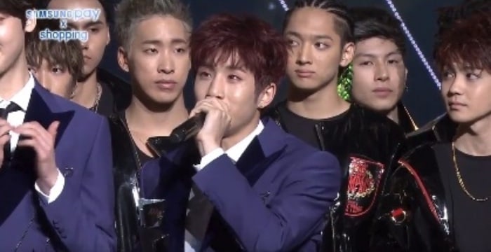 JinJin de ASTRO llora durante su discurso de agradecimiento en los 2017 Asia Artist Awards