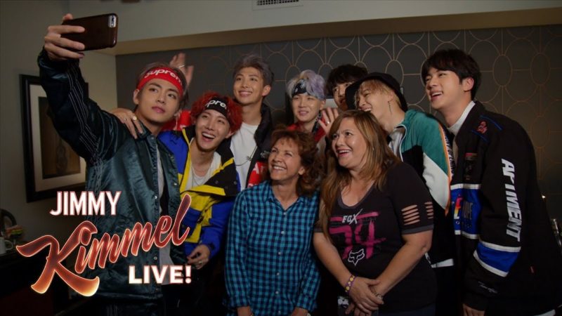 BTS sorprende a fans y a sus madres en “Jimmy Kimmel Live”