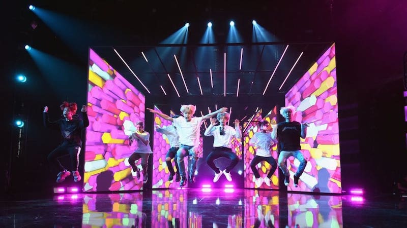 “American Music Awards” revela fotos de BTS ensayando su presentación