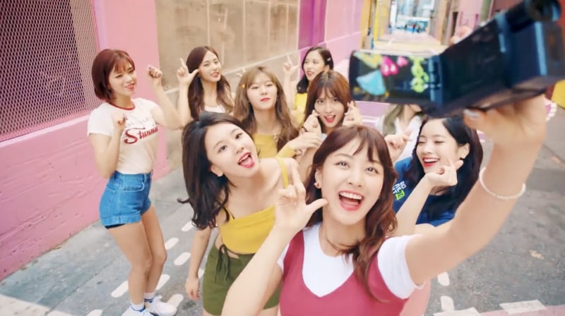 Twice Apunta 6 Cosas Que Puedes Haberte Perdido Del Mv De Likey Soompi Twice Apunta 6 Cosas Que Puedes Haberte Perdido Del Mv De Likey Soompi