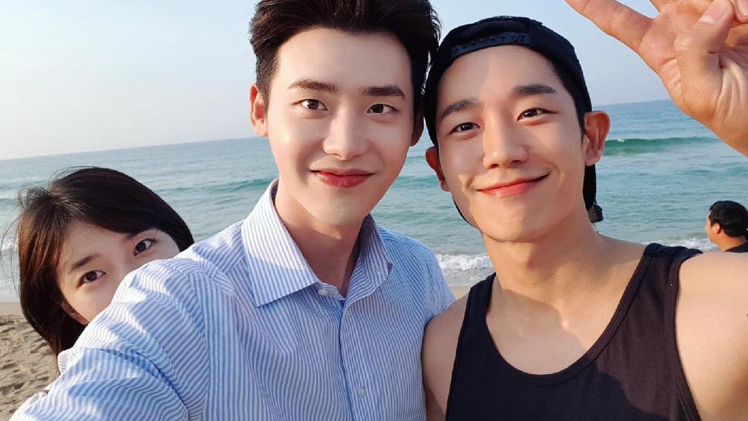 Resultado de imagen para lee jong suk y jung hae in