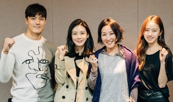 Lee Bo Young, Lee Hye Young y más asisten a la primera lectura de guión para nuevo drama de tvN “Mother”