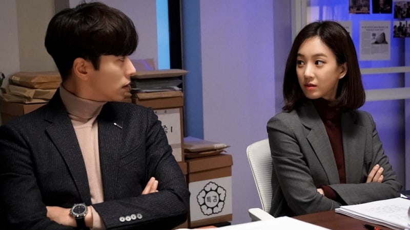 Yoon Hyun Min y Jung Ryeo Won se reúnen para tener éxito en la investigación final en fotos para “Witch’s Court”