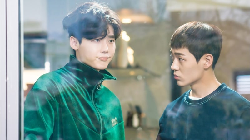 Shin Jae Ha explica cómo su amistad con Lee Jong Suk les ayudó a interpretar a dos hermanos en 'While You Were Sleeping'