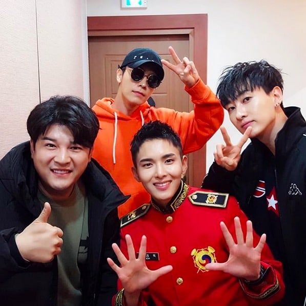 Shindong, Donghae y Eunhyuk de Super Junior muestran su apoyo por Ryeowook en concierto del ejército