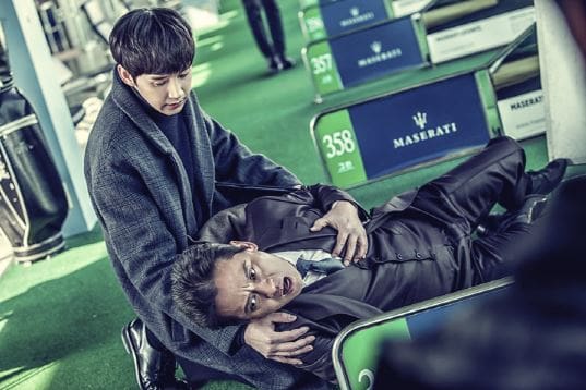 Kim Byung Ok y Park Sung Hoon son unos fríos padre e hijo en imágenes de “Black Knight”