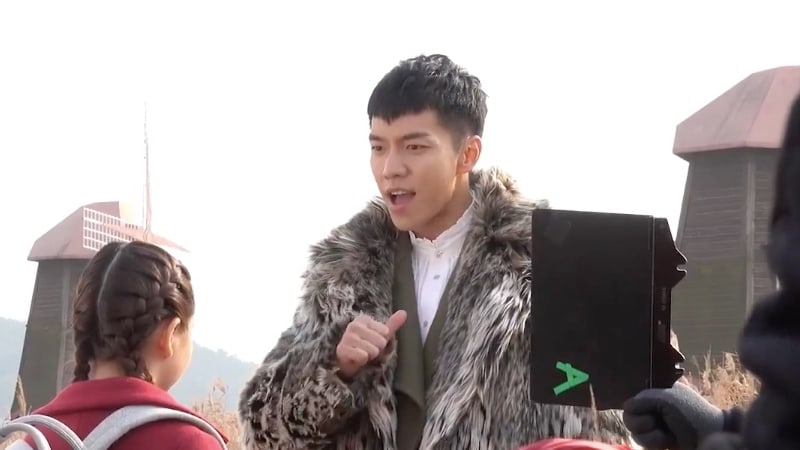 Lee Seung Gi tiene dificultades para ser un tipo malo en el detrás de cámaras de “Hwayugi”