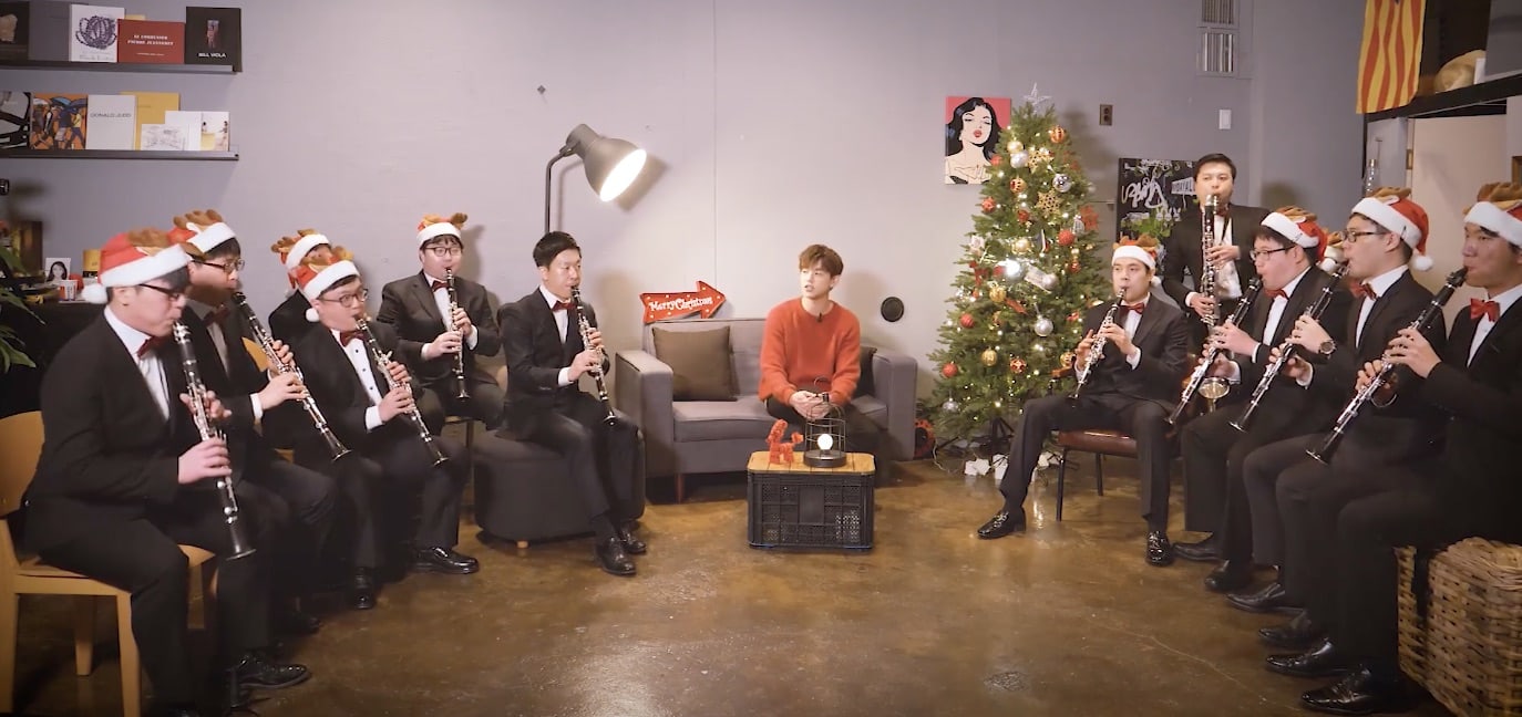 Eric Nam interpreta “Jingle Bells” con una banda de clarinetistas con discapacidades