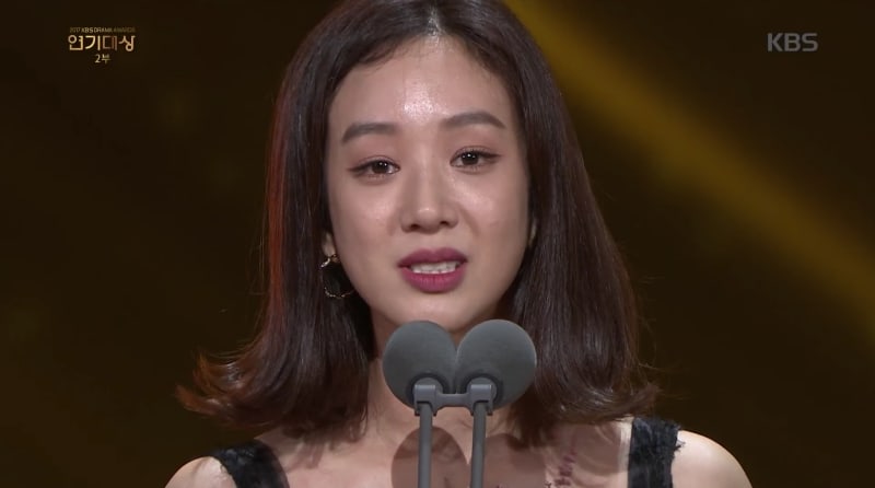 Jung Ryeo Won habla en contra de la violencia sexual durante su discurso de aceptación en los 2017 KBS Drama Awards