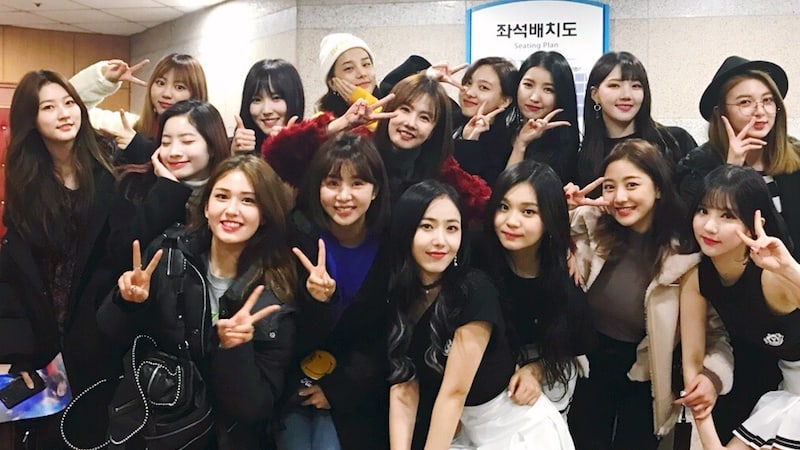 Las miembros de TWICE, Jeon Somi, Kim Sae Ron y más muestran apoyo en el concierto de GFRIEND