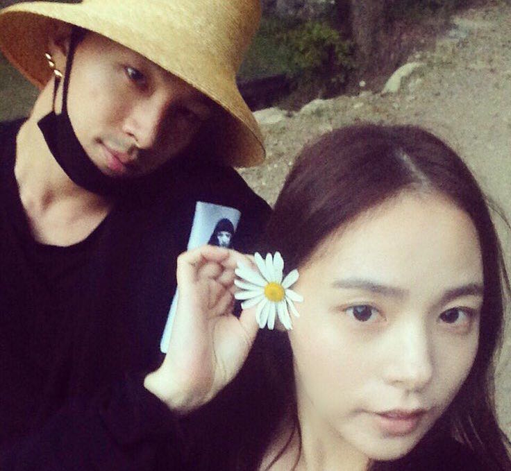 Song Baek Kyung revela la invitación de boda de Taeyang y Min Hyo Rin