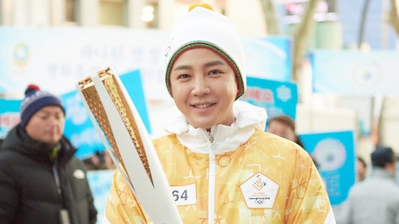 Jang Geun Suk participa en el relevo para la antorcha olímpica 2018 rodeado por fans