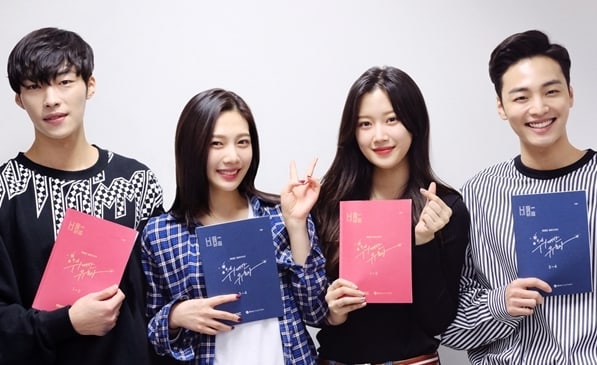 Woo Do Hwan, Joy, Moon Ga Young y Kim Min Jae dan todo de ellos durante la lectura de guión para su nuevo drama