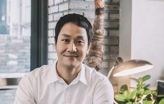 Jung Woo habla de su nueva película “Heungbu” y su compañero fallecido Kim Joo Hyuk