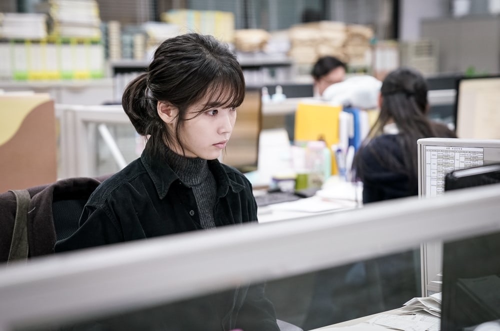 IU se pone seria para su papel en “My Ahjussi”