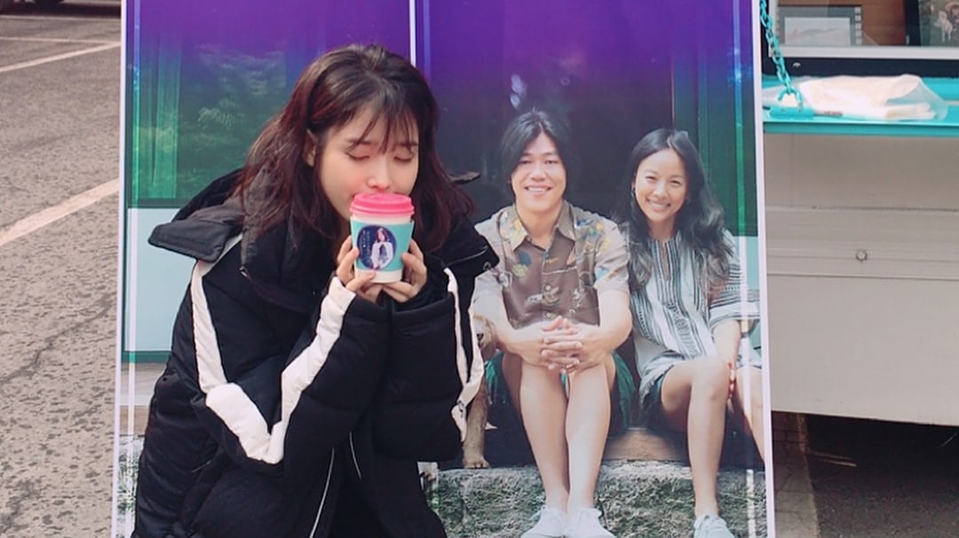 IU recibe un camión de café del elenco y el equipo de “Hyori’s Homestay”