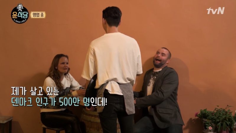 Los clientes en “Youn’s Kitchen 2” no pueden creer lo popular que es Park Seo Joon literalmente