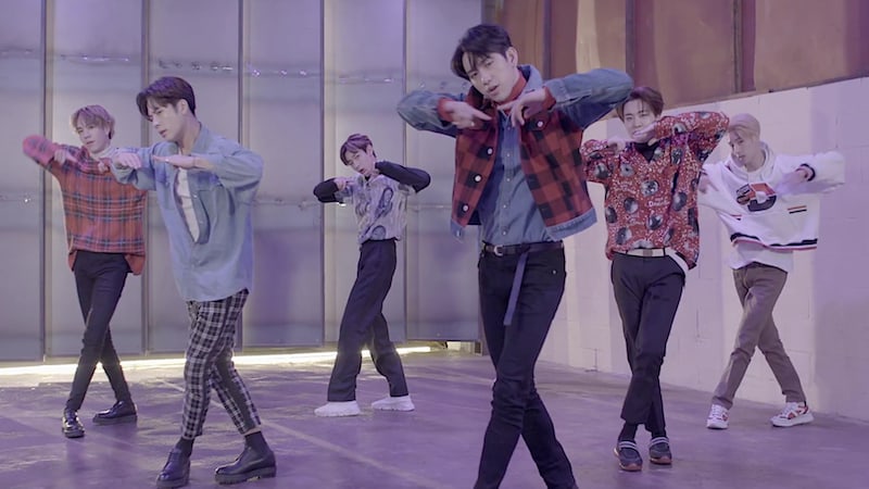 GOT7 interpreta un popurrí de sus canciones principales en el que se incluye su próximo tema, “Look”