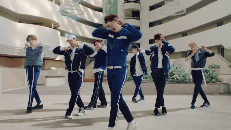 GOT7 canta “Look” en el MV de su esperado regreso