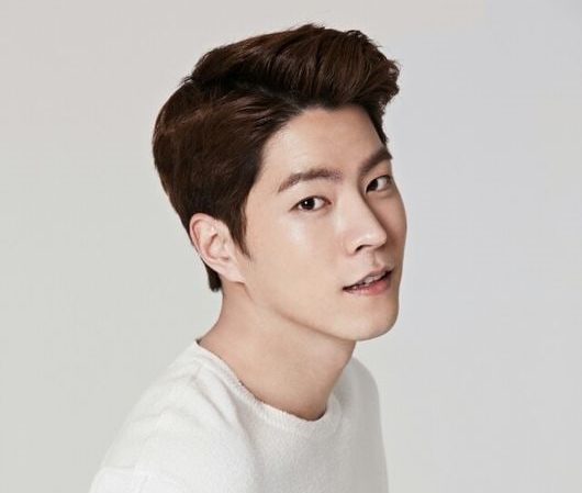 Hong Jong Hyun firma con C-JeS Entertainment