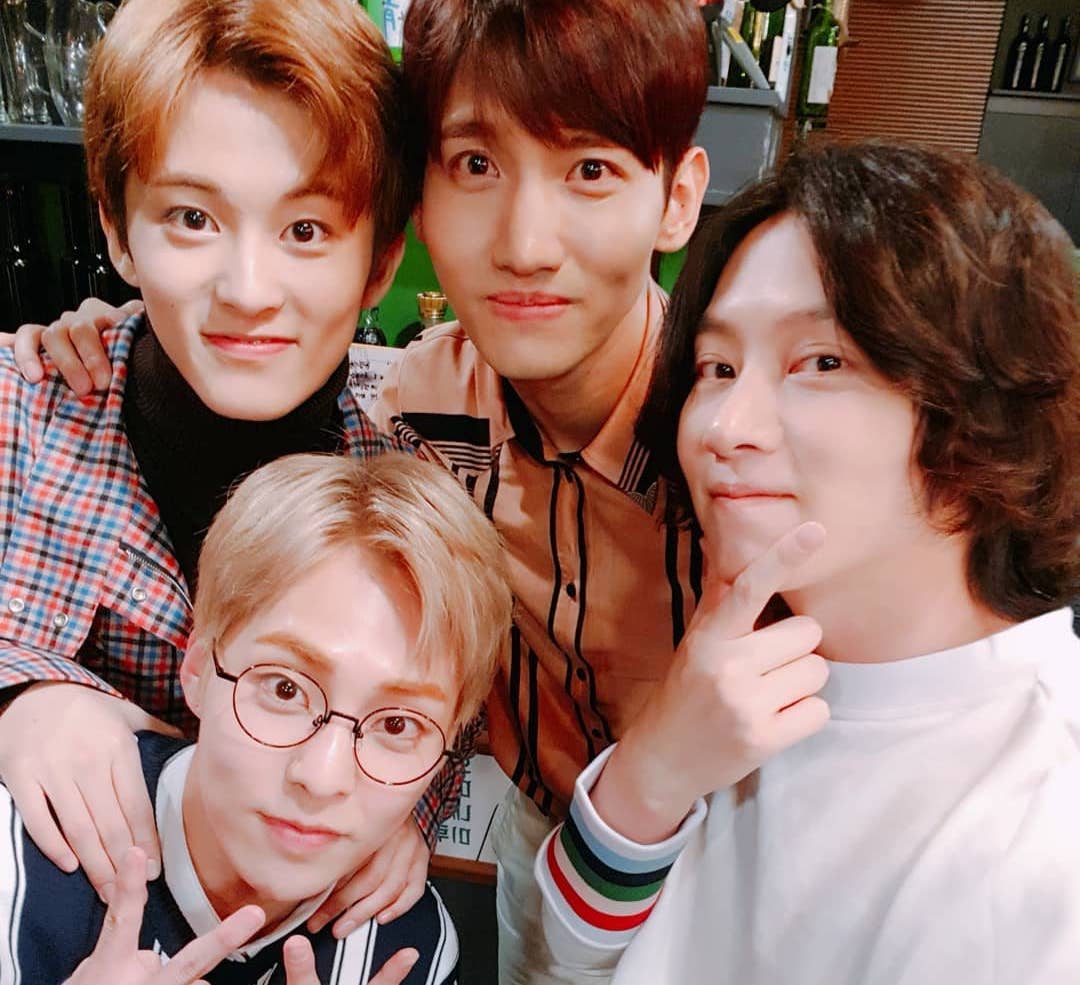 Kim Heechul se toma una foto con Mark, Changmin y Xiumin antes de su aparición en un programa de variedades