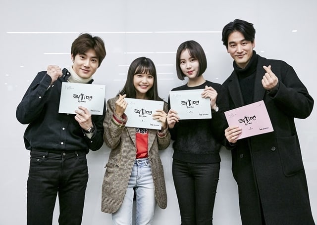 Suho de EXO, Ha Yeon Soo y más se reúnen para leer el guión de “Rich Man”