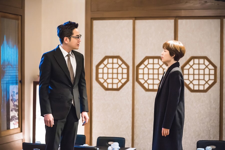 Han Ye Ri sorprende a Jang Geun Suk con un abrazo “Switch”