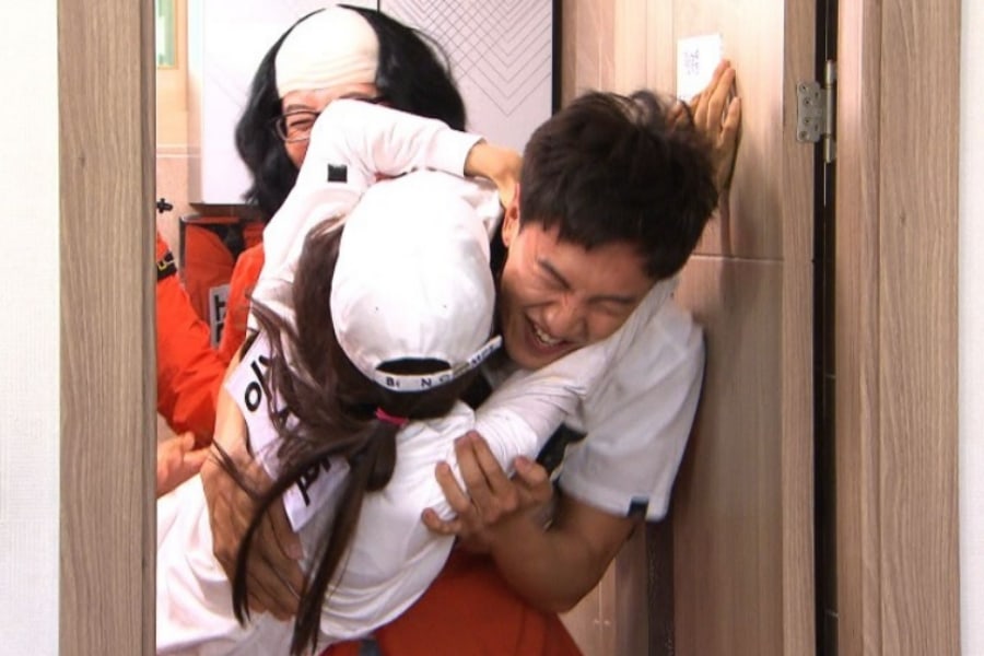Lee Kwang Soo y Song Ji Hyo llegan a las manos en una divertida batalla en “Running Man”