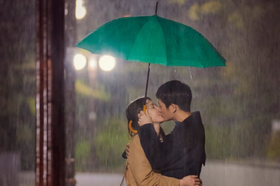 Дождь в испании дорама. Дождь любви дорама. Сильный дождь на улице. Дождь в испании дорама. Поцелуй под зонтом дорама.