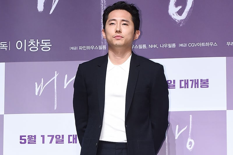 Steven Yeun publica una disculpa por la controversia respecto a la bandera del Sol Naciente