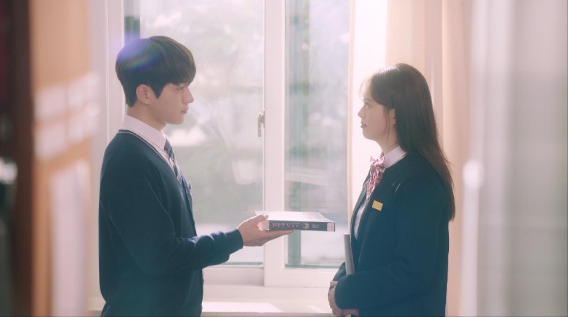 L de INFINITE y Go Ara arrojan luz sobre su antigua amistad como compañeros de clase en imágenes de “Miss Hammurabi”