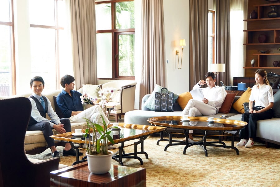 Lee Sang Yoon y Yu Xiaoguang se enfrentan como hombres de negocios internacionales con clase en “About Time”