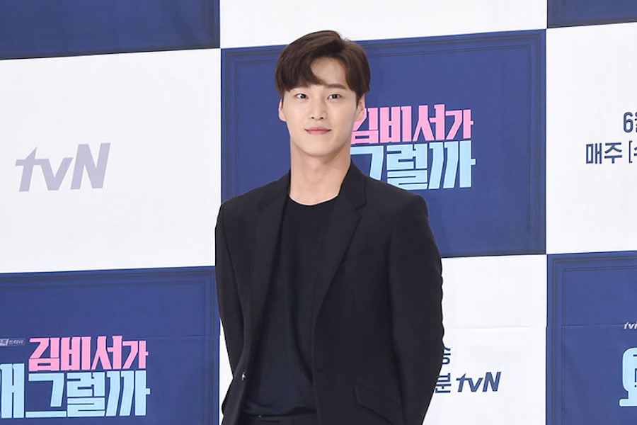 Lee Tae Hwan habla sobre interpretar a un personaje mayor en “What’s Wrong With Secretary Kim?”