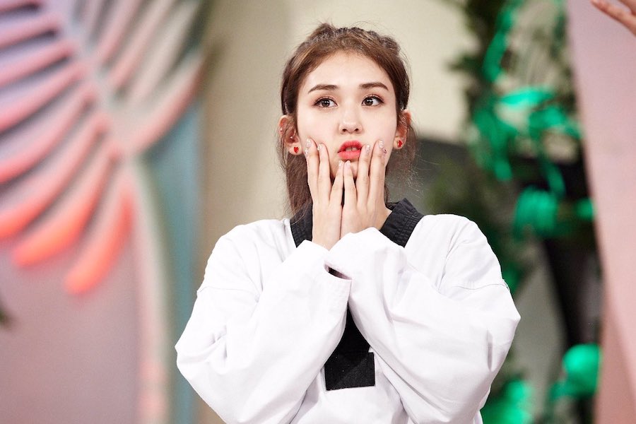 Jeon Somi realiza el examen de nivel 4 de cinturón negro de Taekwondo