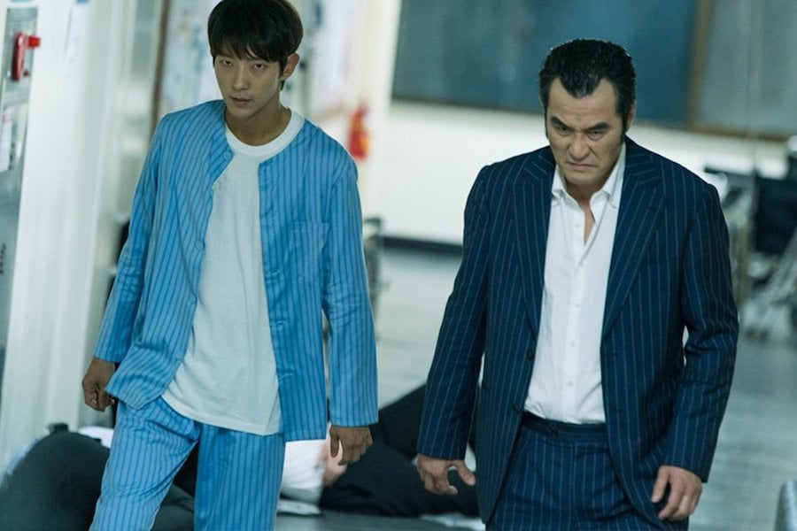 Lee Joon Gi y Choi Min Soo se abren camino a golpes en el hospital en “Lawless Lawyer”