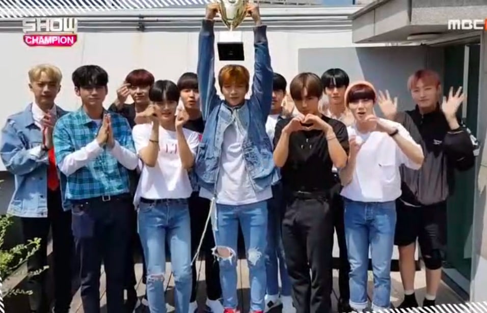 Wanna One obtiene sexta victoria para “Light” en “Show Champion” – Presentaciones de Yubin, N.Flying y más