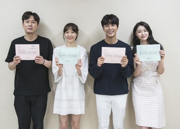 Yoon Shi Yoon, Lee Yoo Young y más asisten a la primera lectura de guion para el próximo drama de SBS