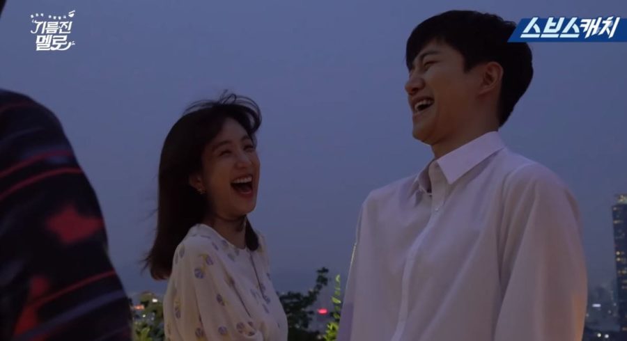 Junho y Jung Ryeo Won aparecen relajados y serios para la escena de beso de “Wok Of Love”