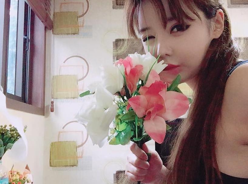 Park Bom muestra su continuo amor por 2NE1
