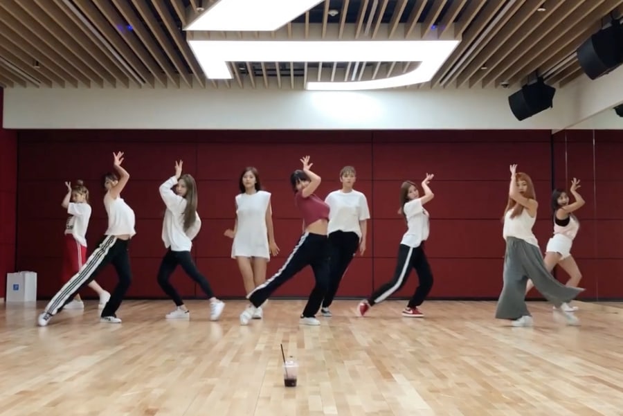 TWICE le pide a los fans que bailen la coreografía de 'Dance The Night Away' en un video grabado en el nuevo edificio de JYP
