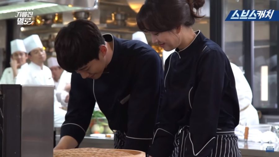 Junho de 2PM y Jung Ryeo Won trabajan duro como verdaderos chefs en un detrás de cámaras de 'Wok Of Love'