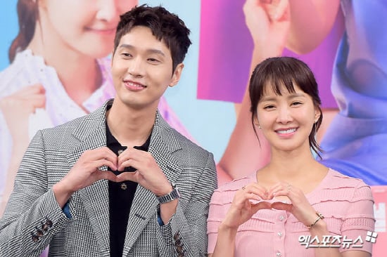 Lee Si Young opina sobre reunirse con Ji Hyun Woo luego de 8 años en “Risky Romance”