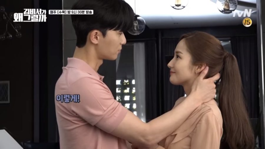Park Seo Joon y Park Min Young son profesionales mientras filman escenas cursis y dulces para “What’s Wrong With Secretary Kim”
