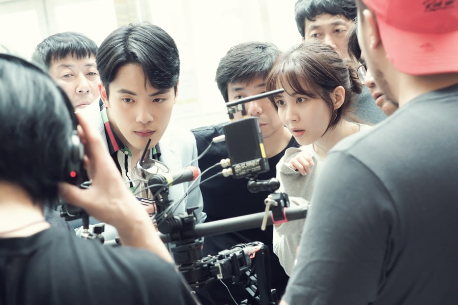 Kim Jung Hyun, Seohyun y otros integrantes del elenco de “Time”, muestran lo mucho que trabajan en detrás de cámaras
