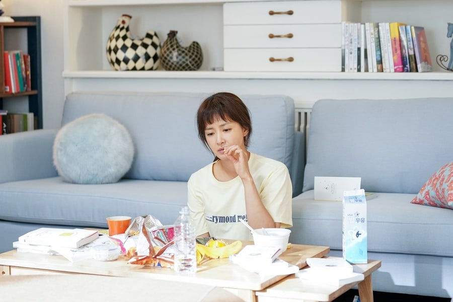 Lee Si Young es hogareña en nuevas imágenes reveladas para “Risky Romance”