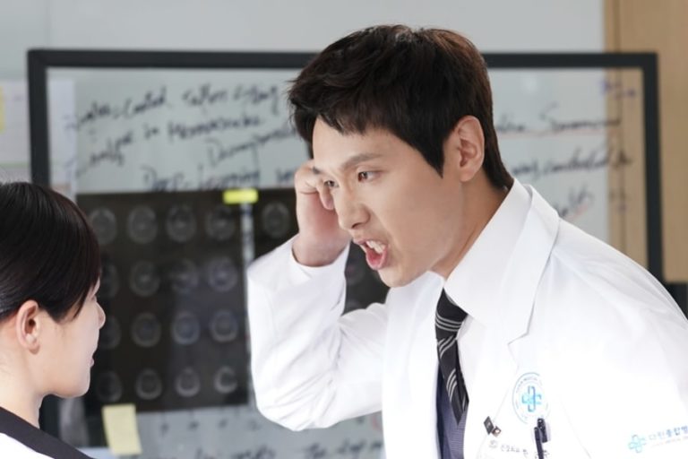 Ji Hyun Woo se transforma en un neurocirujano fuera de control en “Risky Romance”