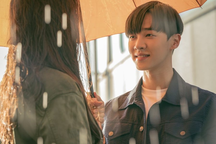 Lee Gikwang de Highlight está enamorado perdidamente de Song Ji Hyo en “Lovely Horror-vely”