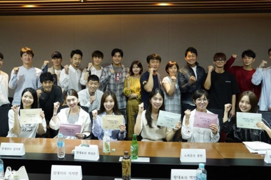 Seo In Guk, Jung So Min, Hongbin de VIXX y más acuden a la lectura de guión del remake de “The Smile Has Left Your Eyes”