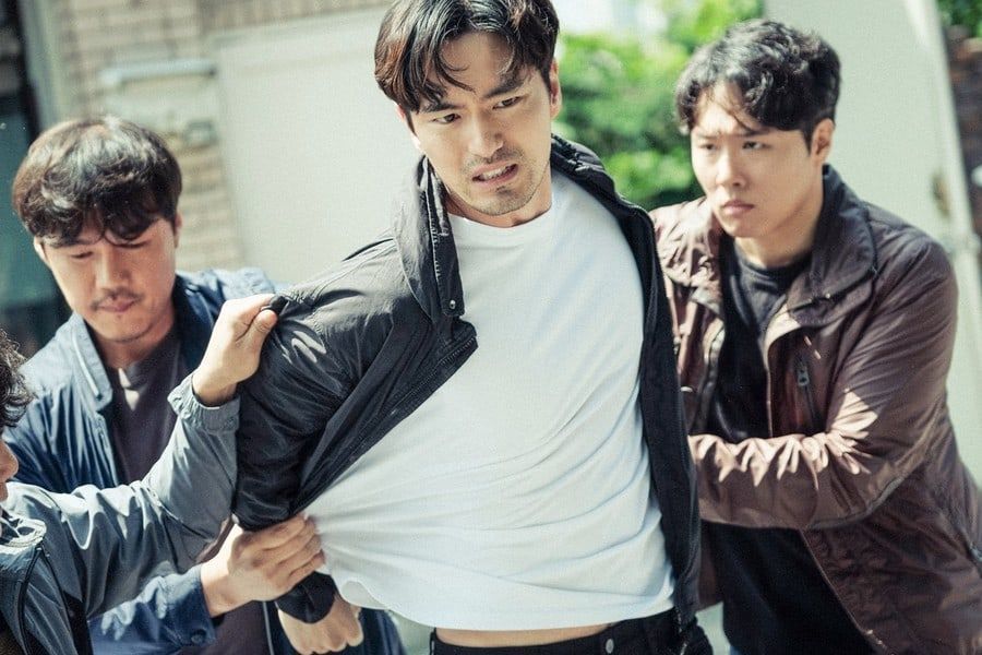 Lee Jin Wook tiene una conversación intensa con Lee Ha Na tras las rejas en “Voice 2”