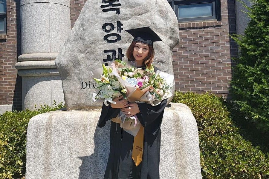 Minzy se gradúa de la Universidad Baekseok